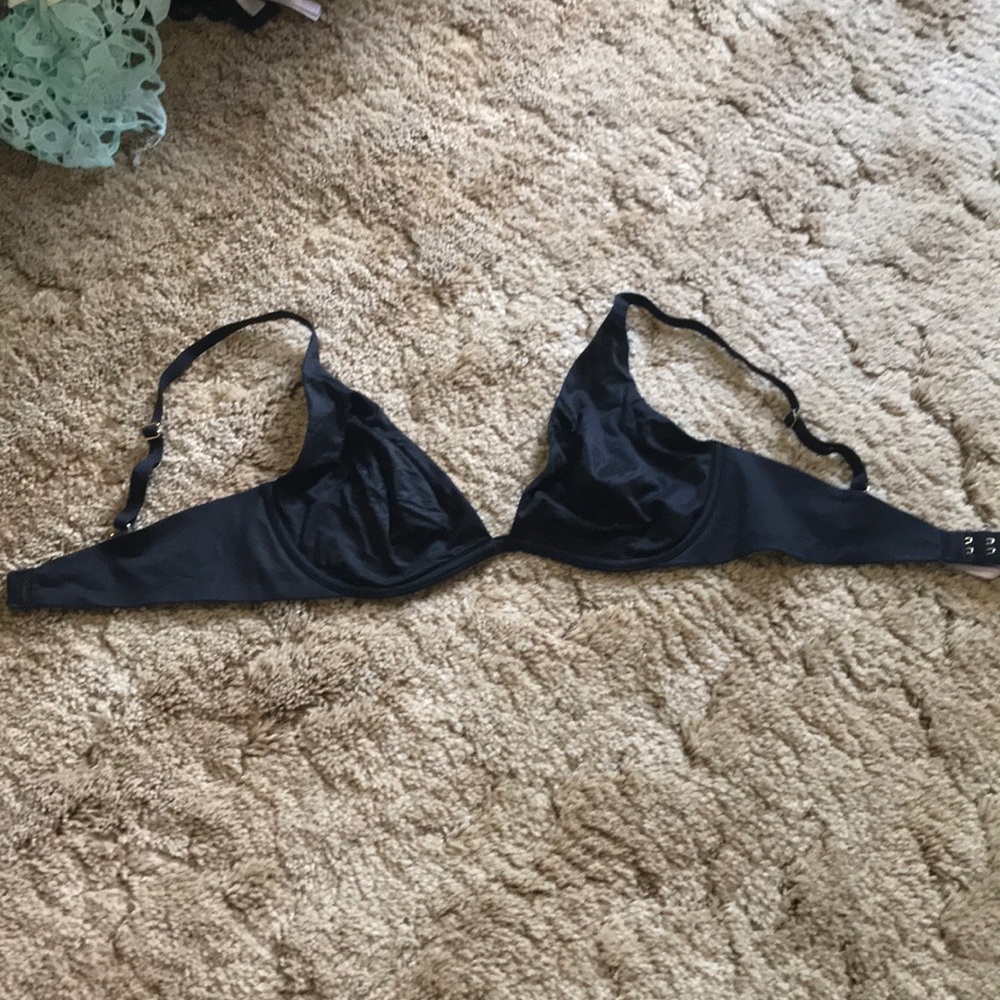 Incredible by Victoria’s Secret unlined plunge 32D